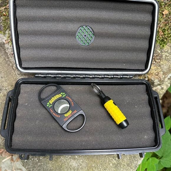 Black Portable Herf-a-dor Humidor Cigar Case and Accessories - Picture 7 of 14